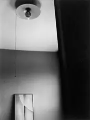 Dorothy Norman, An American Place – O’Keeffe Painting VI with Light Bulb, Um 1936, Vintage. Silbergelatineabzug