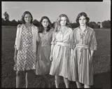 Nicholas Nixon, The Brown Sisters. „Heather Brown McCann, Mimi Brown, Bebe Brown Nixon, Laurie Brown, Hartford, Conn., 1976, Vintage. Silbergelatine-Kontaktabzug