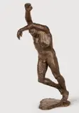Fritz Cremer, Studie Figur 4 zum Denkmal: 50 Jahre Oktoberrevolution, 1974, Bronze mit dunkelbrauner Patina. Höhe: 64,5 cm (25 ⅜ in.)