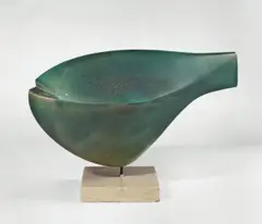 Alexander Gonda, Fisch, 1951, Terracotta, türkisfarben glasiert, auf Steinsockel montiert. Höhe (ohne Sockel): 32 cm (12 ⅝ in. )