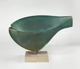 Alexander Gonda, Fisch, 1951, Terracotta, türkisfarben glasiert, auf Steinsockel montiert. Höhe (ohne Sockel): 32 cm (12 ⅝ in. )