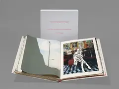 Martin Kippenberger, One Flew Over the Canarybirds Nest, 1992, Künstlerbuch mit 23 Druckgrafiken auf handgeschöpftem Papier, Trennblättern mit 21 Farbsiebdrucken auf Pergament und 2 laminierten Postkarten, im Original-Leinenschuber