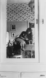 Ilse Bing, Autoportrait dans ma chambre, Frankfort, 1913, Silbergelatineabzug, 1988