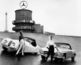 F.C. Gundlach, Apres Ski auf der Avus, Modell Staebe-Seger, Berlin, 1956, Silbergelatineabzug, 1988. Agfa-Papier