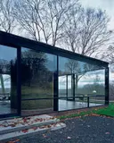Glass House, New Canaan, Connecticut (Architekt: Philip Johnson) by Julius Shulman u. Juergen Nogai, 2006, C-Print, sold Jun 2016