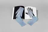 Meret Oppenheim, Glove, 1985, Buch mit einem Paar Handschuhe aus Ziegenwildleder mit Farbserigrafie