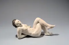 Robert Metzkes, Liegender Akt, Terracotta, gebrannt und farbig gefasst