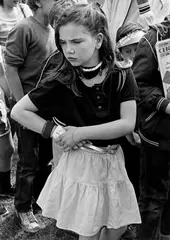 Gabriele Und Helmut Nothhelfer, ,Wedding für Kinder‘, Kinderfest im Schillerpark, Berlin, 1984, Silbergelatineabzug, goldgetont, 1984. Agfa-Papier