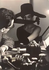 HARPERS BAZAAR“. Roma. High Fashion with Deborah Dixon and film maker by Frank Horvat, 1962, Vermutlich Vintage. Silbergelatineabzug, sold Oct 2018