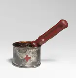 Joseph Beuys, Objekt zum Schmieren und Drehen, 1972, Blechdose mit Schmierfett, Schraubenzieher und Ölfarbe (Braunkreuz)