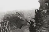 Yevgeny Khaldei, Auf dem Berliner Reichstag, 2. Mai 1945, Späterer Silbergelatineabzug