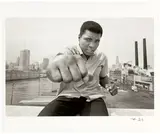Thomas Hoepker, Muhammad Ali on a bridge overlooking the Chicago River and the city's skyline. Chicago, Illinois, USA, 1966, Silbergelatineabzug, 2019