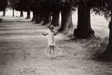 Kind in Boizenburg, Deutschland by Thomas Sandberg, 1980, Silbergelatineabzug, 1980, sold May 2018