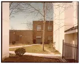 Screven Street, Georgetown, South Carolina“. by Stephen Shore, 1976, Farbphotographie, Kontakt-Abzug 1977, sold Nov 2007