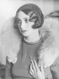 Renée Perle mit Pelzstola by Jacques Henri Lartigue, 1930, Vintage. Silbergelatineabzug, sold Nov 2008