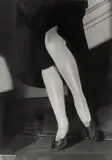 Else Ernestine Neuländer-Simon, Den Schuh schmückt die Schnalle, den Fuss der ... Strumpf, Um 1934, Vintage. Silbergelatineabzug