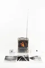 THE OPTI-CAN ROYALE by Edward Kienholz, 1977, Metallobjekt mit Fresnel Linse, Glühbirne und 6 S/W Fotografien, jew. auf Papier, davon 5 auf Karton montiert, sold May 2022