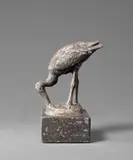 Fressender Storch by August Gaul, 1915, Silber, auf Marmorsockel montiert. Höhe (mit Sockel): 8 cm (3 ⅛ in.), sold Jan 2023