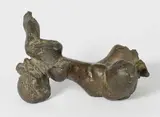Rolf Szymanski, Liegende, kleines Modell, 1960, Bronze mit schwarzbrauner Patina. Höhe: 13 cm (5 ⅛ in.)
