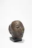 Heinz Leinfellner, Porträt Frau Haerdtl, Bronze mit dunkelbrauner Patina. Höhe (ohne Sockel): 19,5 cm (7 ⅝ in.)