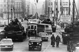 Will McBride, Russian and American tanks standing against each other in the Friedrich Str.[aße], Berlin, 1961, Silbergelatineabzug, 2003