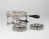 Paris, um 1810, Silber, geschnitten, geprägt, graviert; Holz, 2,4 cm; Ø 11,5 cm (1 in.; Ø 4 ½ in.)