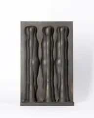 Joannis Avramidis, Kleines Relief mit drei Figuren, 1965, Bronze mit schwarzer Patina