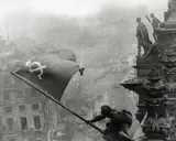 Yevgeny Khaldei, Auf dem Berliner Reichstag, 2. Mai 1945, Späterer Silbergelatineabzug