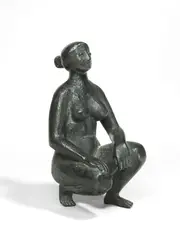 Hockende Frau by Fritz Fleer, 1963, Bronze mit schwarzgrüner Patina. Höhe: 28,6 cm (11 ¼ in.), sold Jul 2025