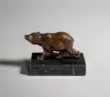 Laufender Bär by August Gaul, 1914, Bronze mit brauner Patina, auf Marmorsockel montiert. Höhe (ohne Sockel): 4,9 cm (1 ⅞ in.), sold Jun 2019