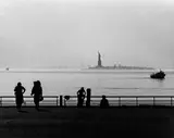 Andreas Feininger, The Statue of Liberty, seen from Manhattan, New York, 1981, Späterer Silbergelatineabzug