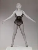Milton H. Greene, Marilyn Monroe standing on a table. Publicity still for the film „Bus Stop, 1956, Späterer C-Print. Fujicolor-Papier