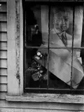 Walker Evans, Political Poster (Herbert Hoover) in House Window, Wellfleet, Massachusetts, 1929, Vintage. Silbergelatineabzug
