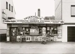Köln-Dünnwald, Odenthaler Straße 4“, aus der Serie „Trinkhallen“, 1977–1984 by Tata Ronkholz, 1982, Vintage. Silbergelatineabzug. Agfa-Papier, sold Oct 2025