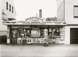 Köln-Dünnwald, Odenthaler Straße 4“, aus der Serie „Trinkhallen“, 1977–1984 by Tata Ronkholz, 1982, Vintage. Silbergelatineabzug. Agfa-Papier, sold Oct 2025