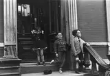 N.Y.“ (Kinder mit Masken) by Helen Levitt, Um 1942, Späterer Silbergelatineabzug, sold Nov 2019