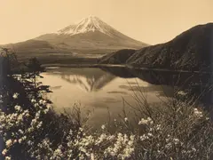 Kohan-no Haru. Frühling am Ufer des Motosu-Sees, Blick auf den Fujiyama by Kōyō Okada, 1935, Vintage oder früher Silbergelatineabzug, sold Jul 2020