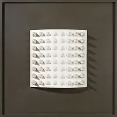 flach und konvex, weiß by Almir Mavignier, 1968, Reliefbild aus weißem Porzellan, auf Holzrahmen montiert, sold Feb 2021