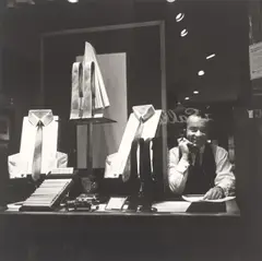 Im Schaufenster by Vivian Maier, 1952, Posthumer Silbergelatineabzug des Nachlasses, 2015, sold Oct 2021