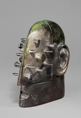 Kleiner Nagelkopf 1 by Rainer Kriester, 1978, Bronze, mit schwarz-grüner Patina. Höhe: 17,5 cm (6 ⅞ in.), sold Mar 2023