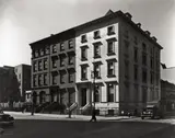 Fifth Avenue houses, nos. 4, 6 and 8 by Berenice Abbott, 1936, Silbergelatineabzug, um 1980, sold Nov 2012
