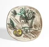 Bouquet à la pomme by Pablo Picasso, 1956, Weißer Ton, mit oxidiertem Paraffin akzentuierte Bemalung, teilweise glasiert. Durchmesser: 25 cm (9 ⅞ in.), sold Jul 2025