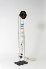 Tiefe Tonfolgen by Peter Vogel, 1991, Klangobjekt aus Drahtgestell mit elektronischen Komponenten, Lautsprecher und Fotowiderstand, auf schwarz gefasstem Holz, sold Jun 2018