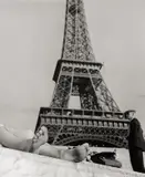 Ohne Titel (Unter dem Eiffelturm). 1960er Jahre by Robert Doisneau, Vintage. Silbergelatineabzug, sold May 2011