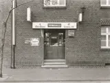 Duisburg-Rheinhausen, Grabenacker 82, aus der Serie „Trinkhallen“, 1977–1984 by Tata Ronkholz, 1978, Vintage. Silbergelatineabzug. Agfa-Papier, sold Oct 2025