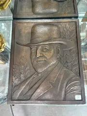Portrait d'homme aux lauriers by Anie Mouroux-Martin, Epreuve en bronze patiné, sold Sep 2026
