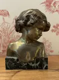 Arthur GOLDSCHEIDER (fondeur) Buste d'enfant de profil by Jean Marie Camus, Épreuve en bronze à patine doré et brune, sold Jun 2026