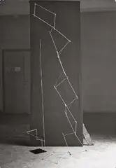Strohhalm-Konstruktion: Vorkursarbeit bei Josef Albers, Holzstäbe mit Rasierklingen verbunden by Edmund Collein, Um 1927, Vintage. Silbergelatineabzug, sold Nov 2007