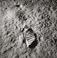 Aldrins Stiefelabdruck im Mondstaub, fotografiert von Edwin 'Buzz' Aldrin, Apollo 11, 16.-24.Juli 1969, aus dem Projekt „FULL MOON by Michael Light, 1969, Farbphotographie. Digitaler C-Print, 1999, sold Nov 2007