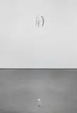 Aluminium, Stahlseil by Das Numen, Höhe: 238,5 cm, Durchmesser: 50,5 bzw. 12,9 cm (93 ⅞ in., Durchmesser: 19 ⅞ bzw. 5 ⅛ in.), sold Sep 2024